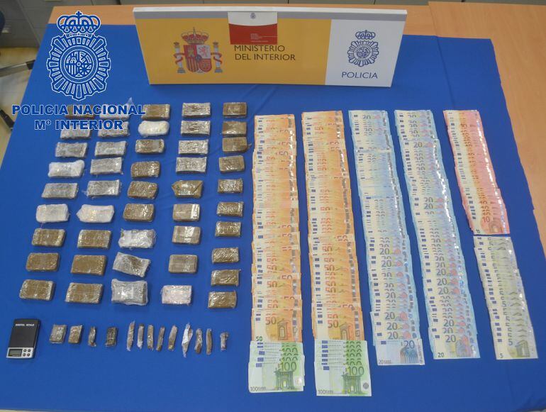 Imagen de la droga y el dinero incautados