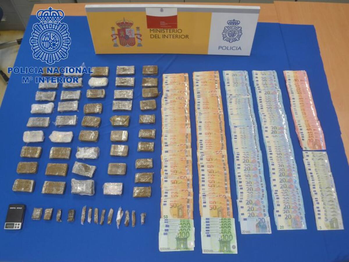 La Policía Nacional detiene a tres personas e interviene cuatro kilos y medio de hachís