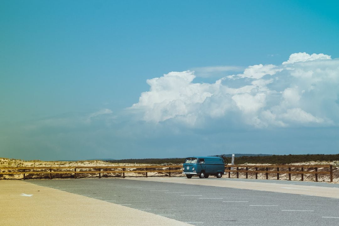 Una furgoneta estacionada en el parkin de una playa, en una imagen de archivo