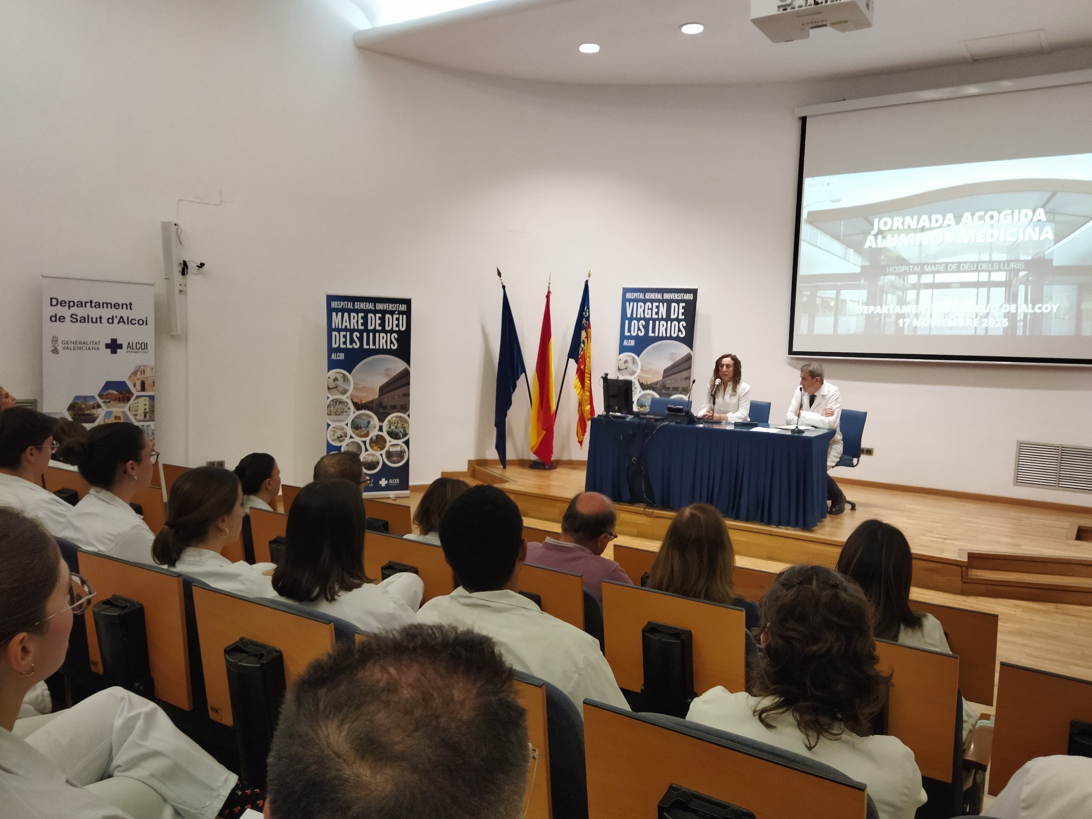 Un momento del acto de bienvenida a los 24 estudiantes de 3º de Medicina de la UA al Hospital General Universitario Virgen de los Lirios de Alcoy.