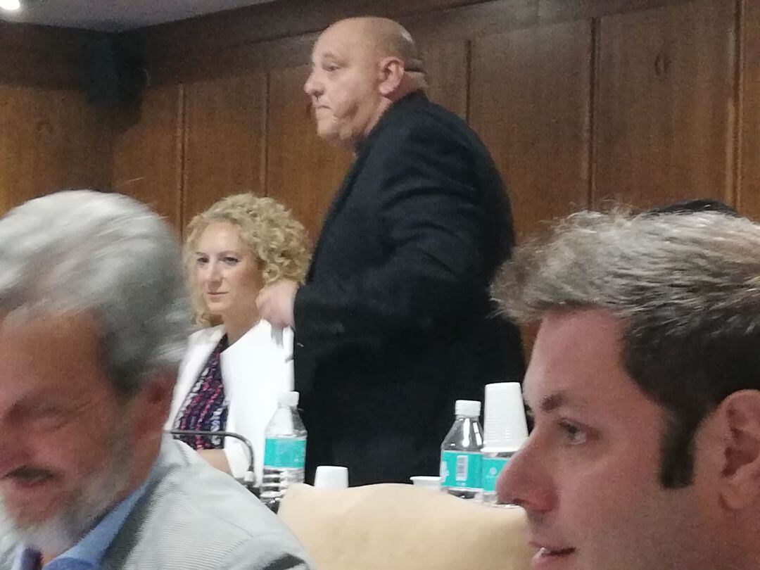 El portavoz de PeC, Miguel Ángel Fernández en el momento de entregar la enmienda 