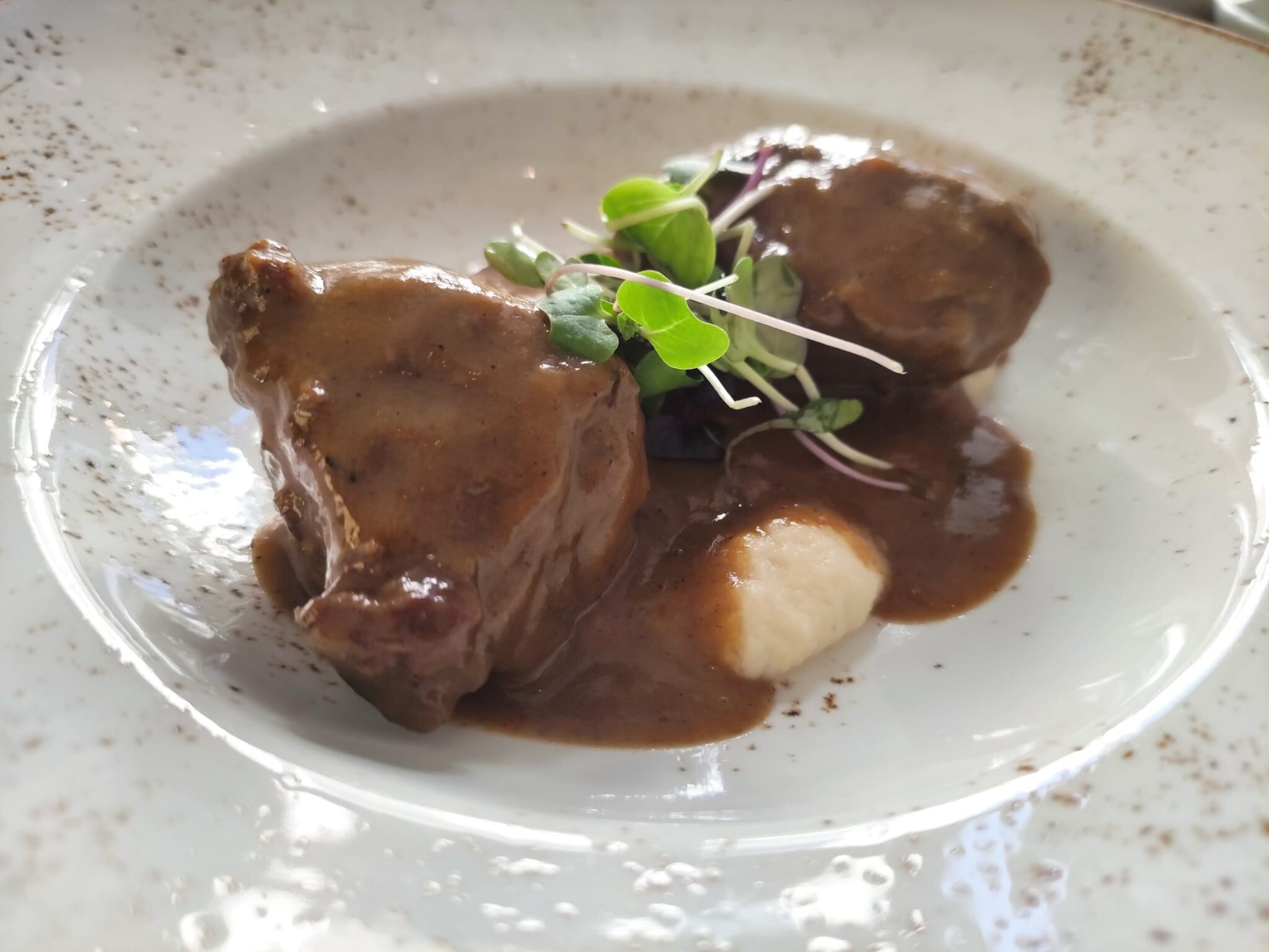 Carrilleras ibéricas al oloroso con puré de apionabo