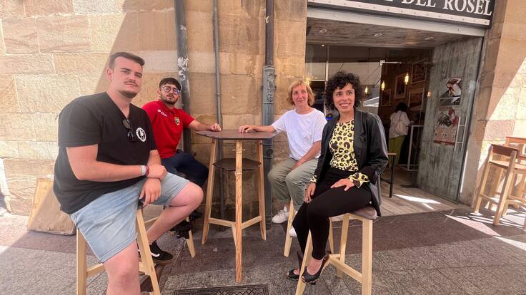 Yolanda Santos, concejala del ayuntamiento de Soria, presenta el nuevo mobiliario en madera del Pico Frentes