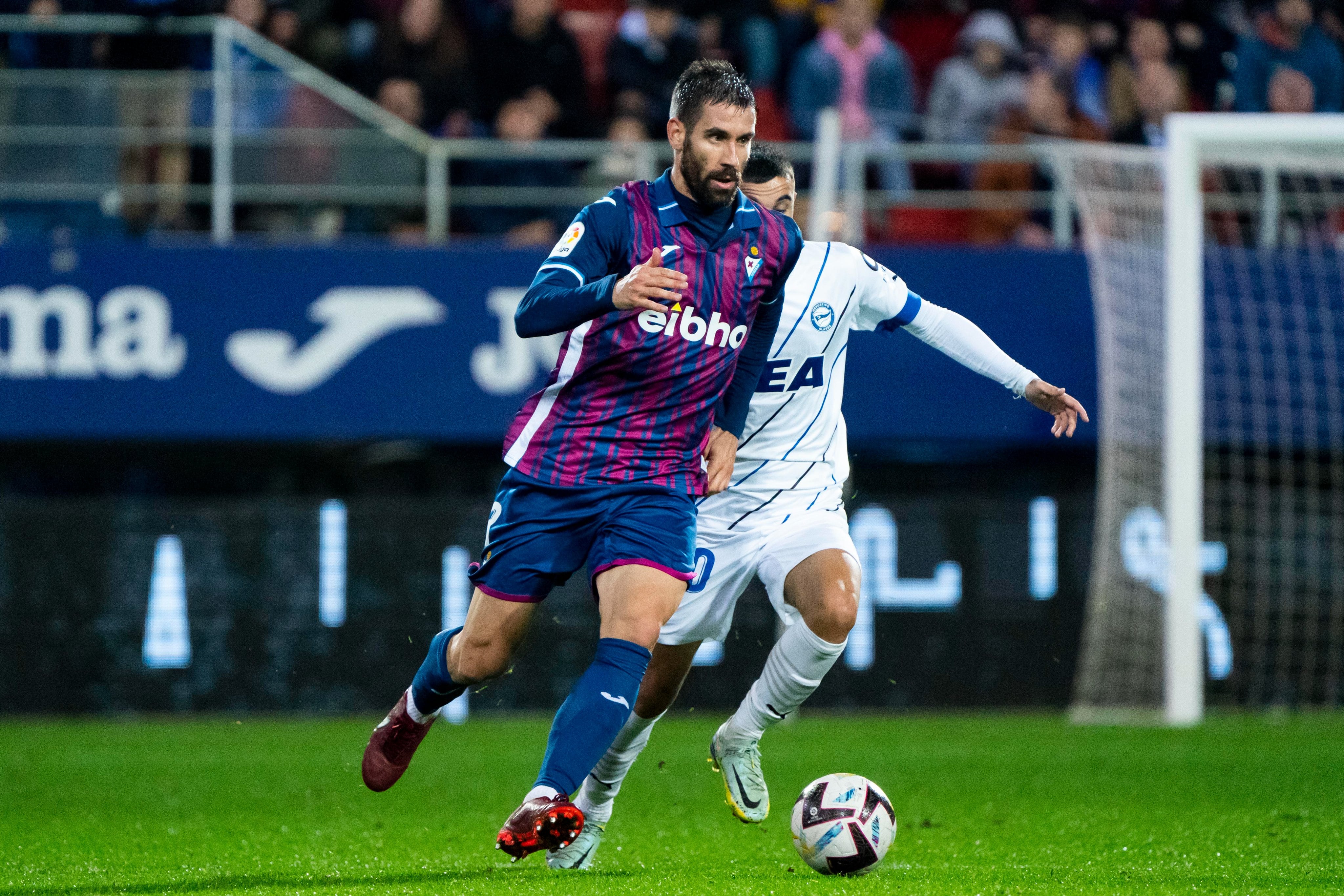 Venancio conduce el balón durante el derby ante el Alavés