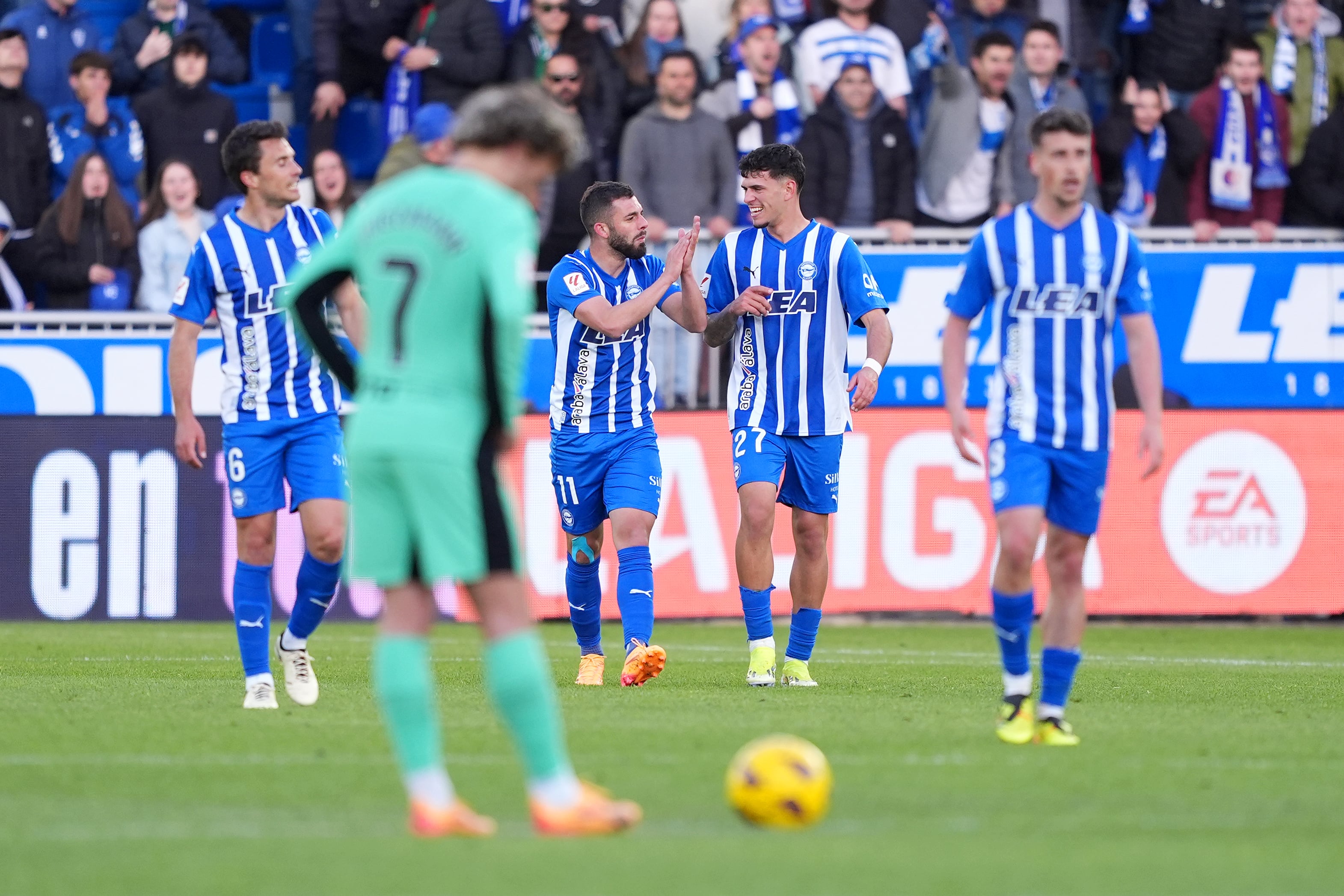 Los jugadores del Alavés celebran el 2-0 de Luis Rioja ante el Atlético de Madrid