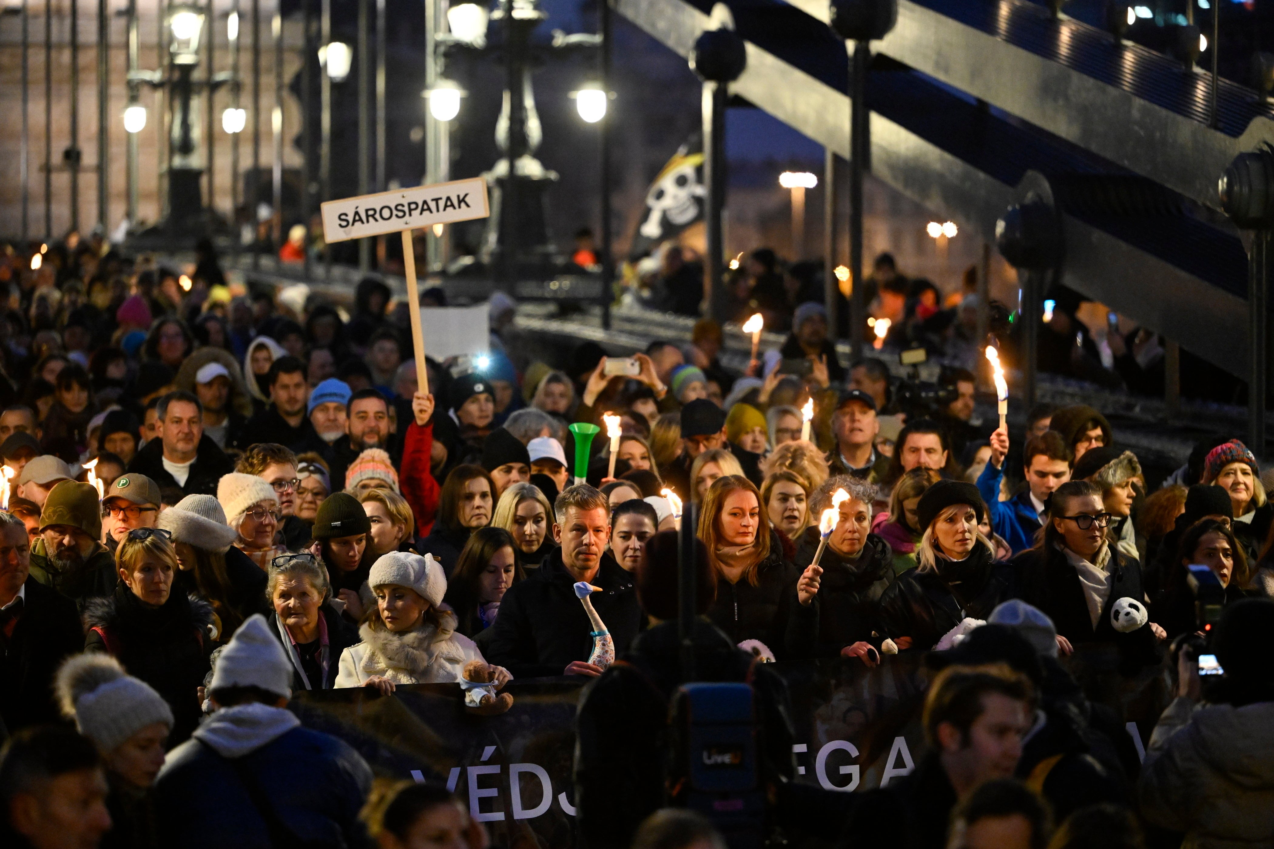 BUDAPEST (Hungary), 13/12/2025.- Participants attend the Hungarian opposition Tisza Party demonstration in support of abused children in Budapest, Hungary, 13 December 2025. (Protestas, Hungría) EFE/EPA/ROBERT HEGEDUS HUNGARY OUT