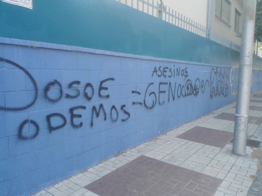 Pintada aparecida en la fachada de un centro educativo de Málaga capital