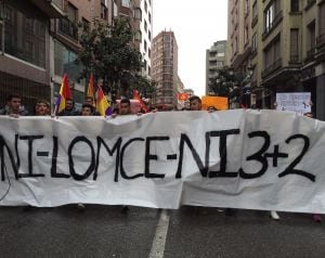 pancarta presidiendo la manifestación de estudiantes