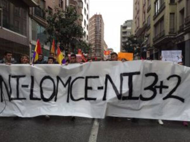 pancarta presidiendo la manifestación de estudiantes