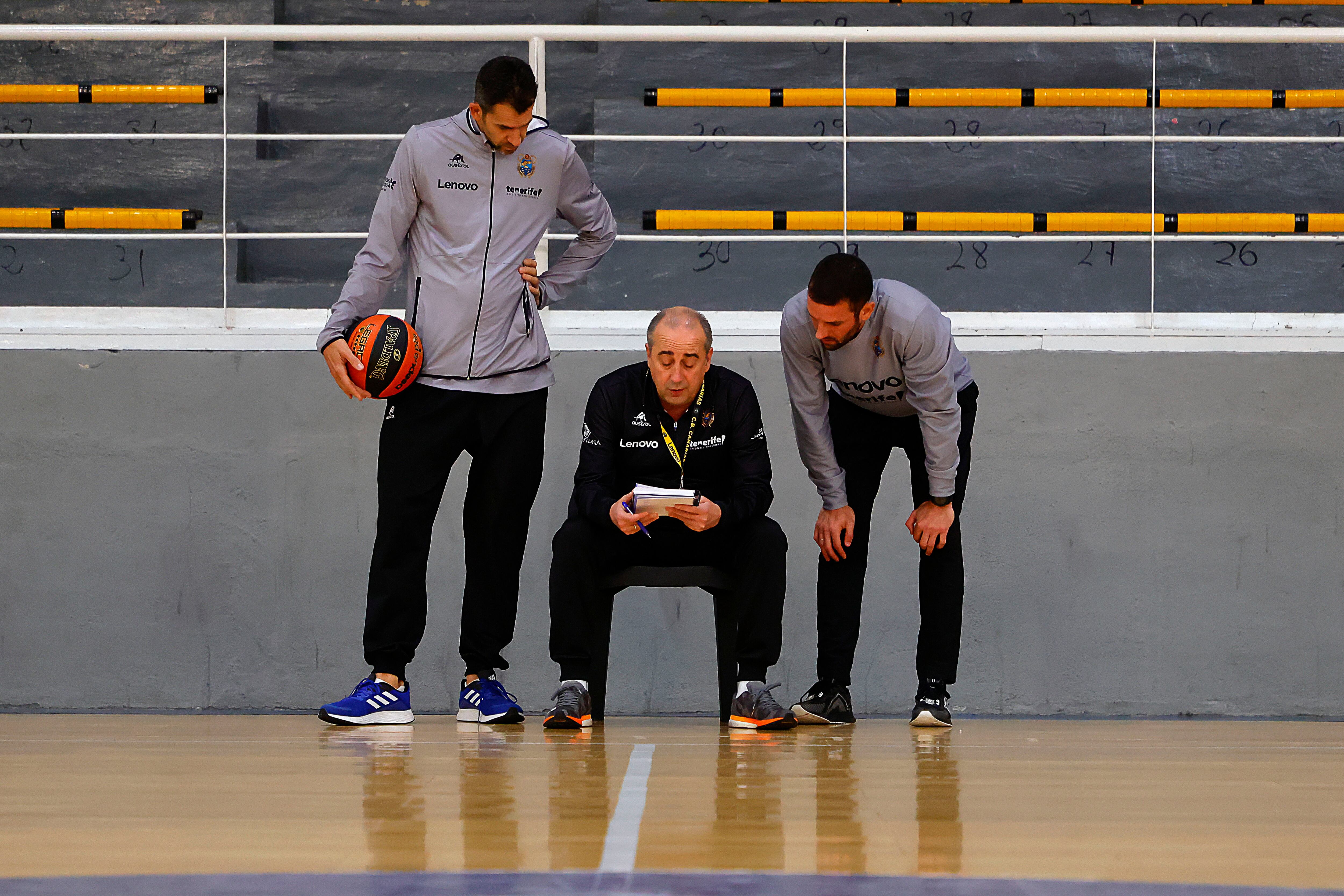 Txus Vidorreta y sus ayudantes, ayer en la sesión de entrenamiento en Granada.