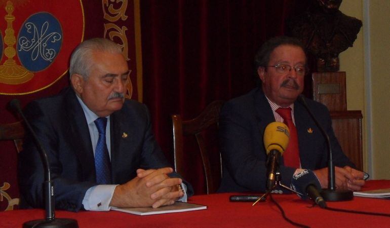 El presidente del Consejo, Carlos Bourrellier, a la izquierda, y su vicepresidente y delegado de La Madrugá, Manolo Nieto, en la no comparecencia de prensa que han ofrecido este miércoles