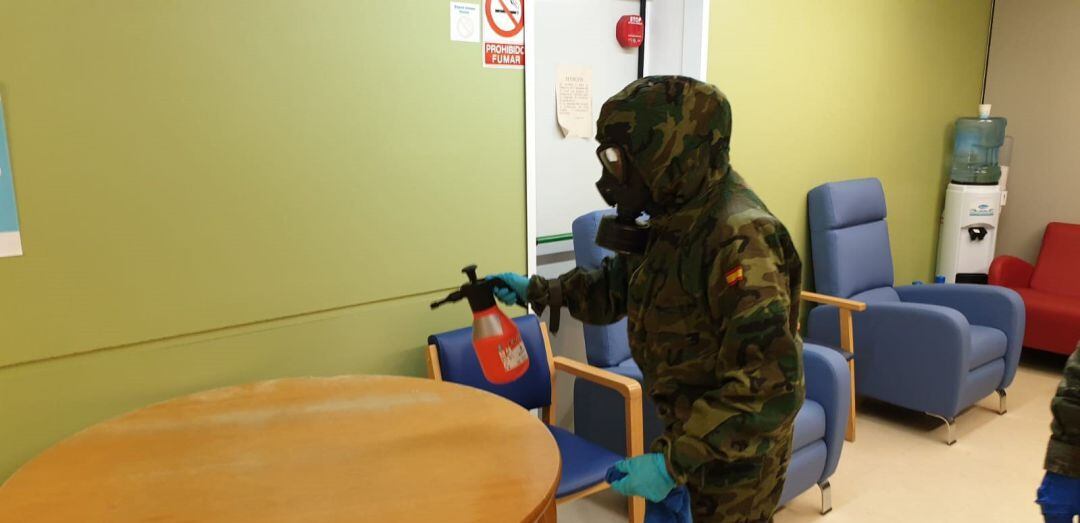 Labores de limpieza, desinfección y patrulla informativa del Ejército de Tierra en Baleares.