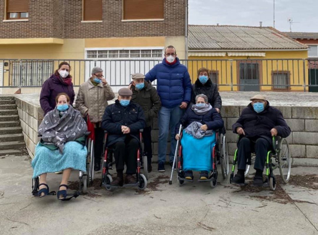 Los residentes de la FundaciÃ³n Social Virgen de los Remedios dan sus primeros paseos por Pozaldez