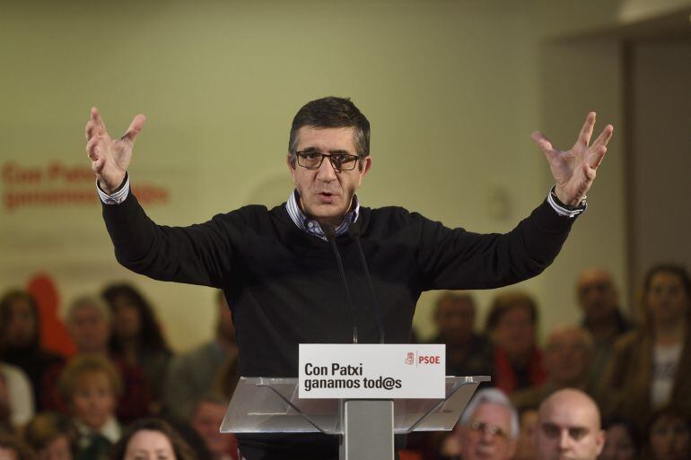 El candidato a la Secretaría General del PSOE, Patxi López, durante un acto con militantes 