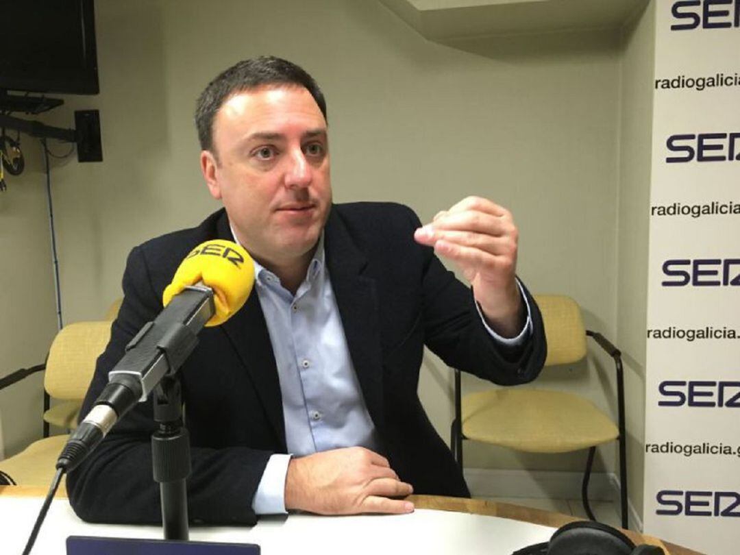 Valentín González Formoso en el estudio de Radio Galicia