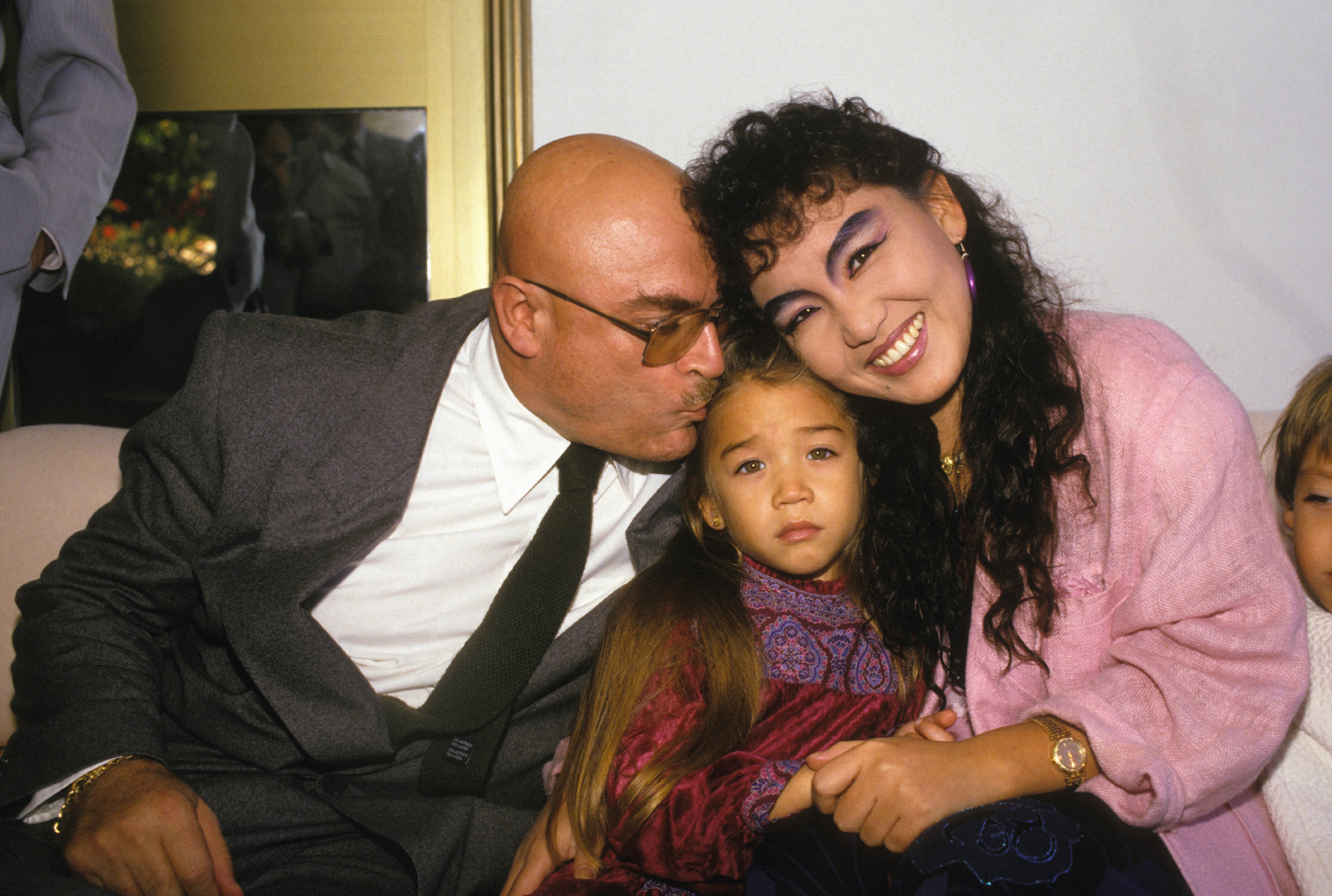 Mélodie Nakachian con sus padres, Raymond y Kimera, el día de su liberación el 20 de noviembre de 1987. Archivo.