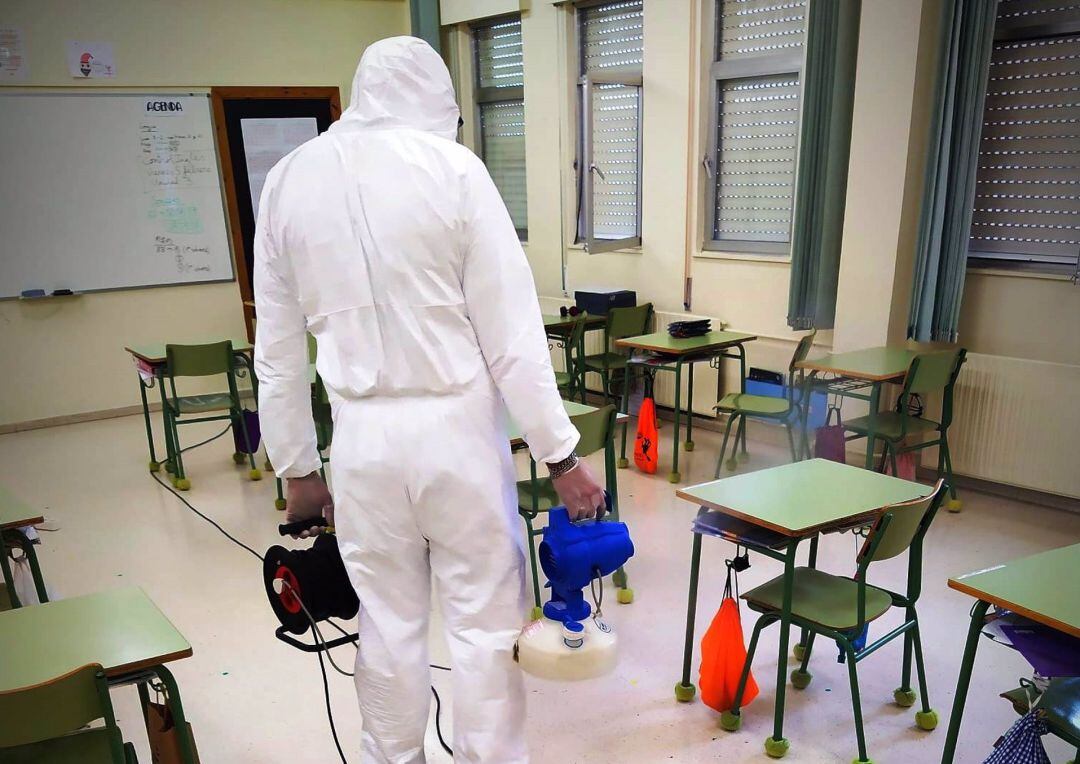 Desinfección de un aula en un colegio asturiano. 