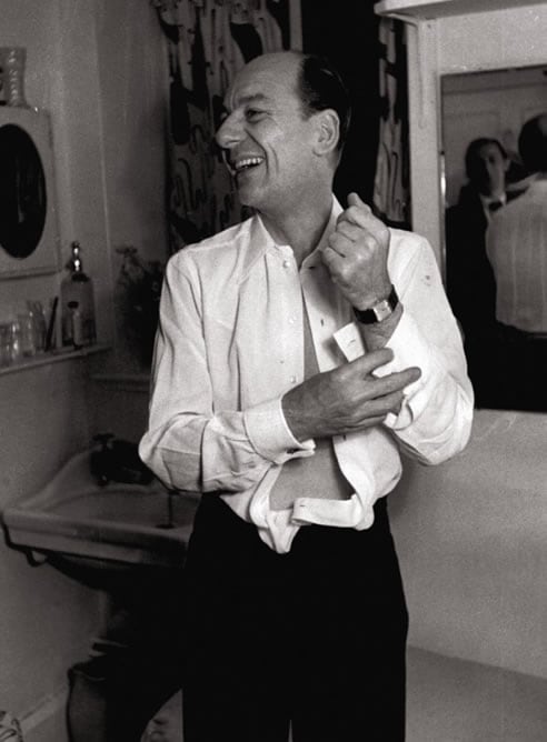 El actor británico John Gielgud en 1951, en el camerino del Phoenix Theatre de Londres