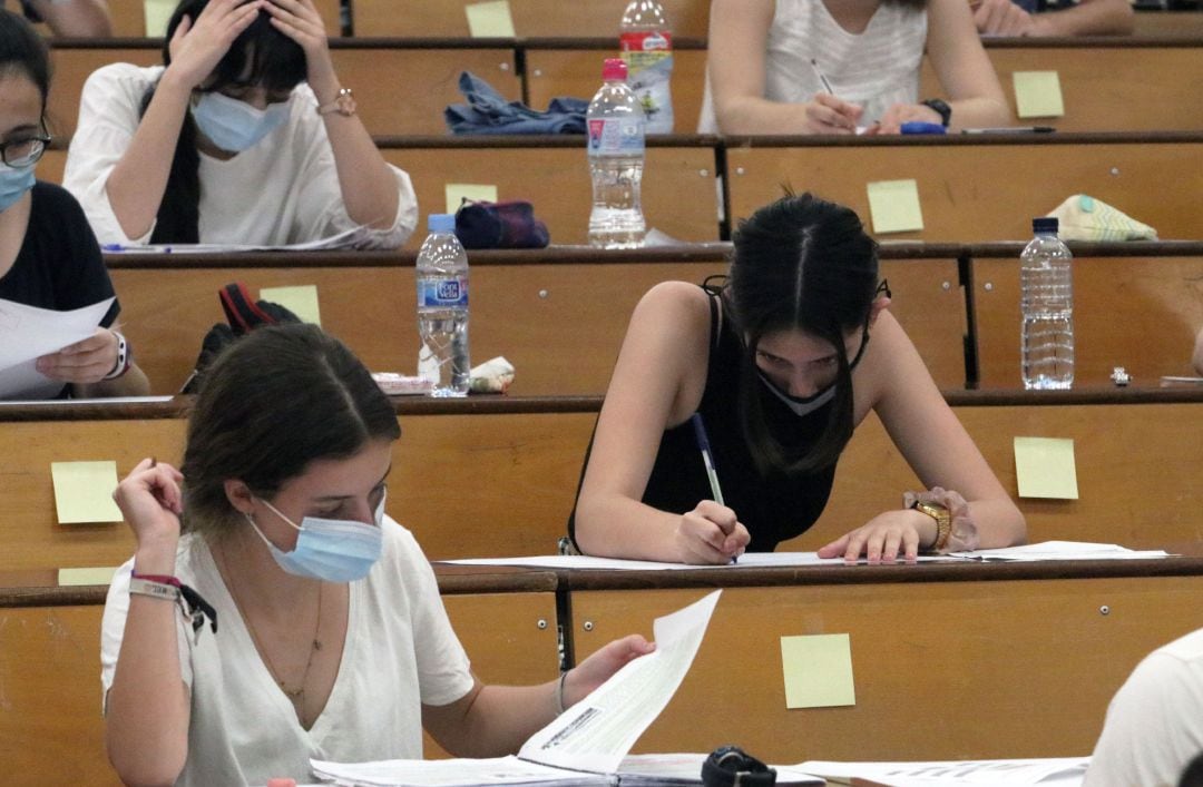 Estudiantes se agolpan en la facultad de Medicina a la espera de ser llamados para la realización de las pruebas de Evaluación para el acceso a la Universidad