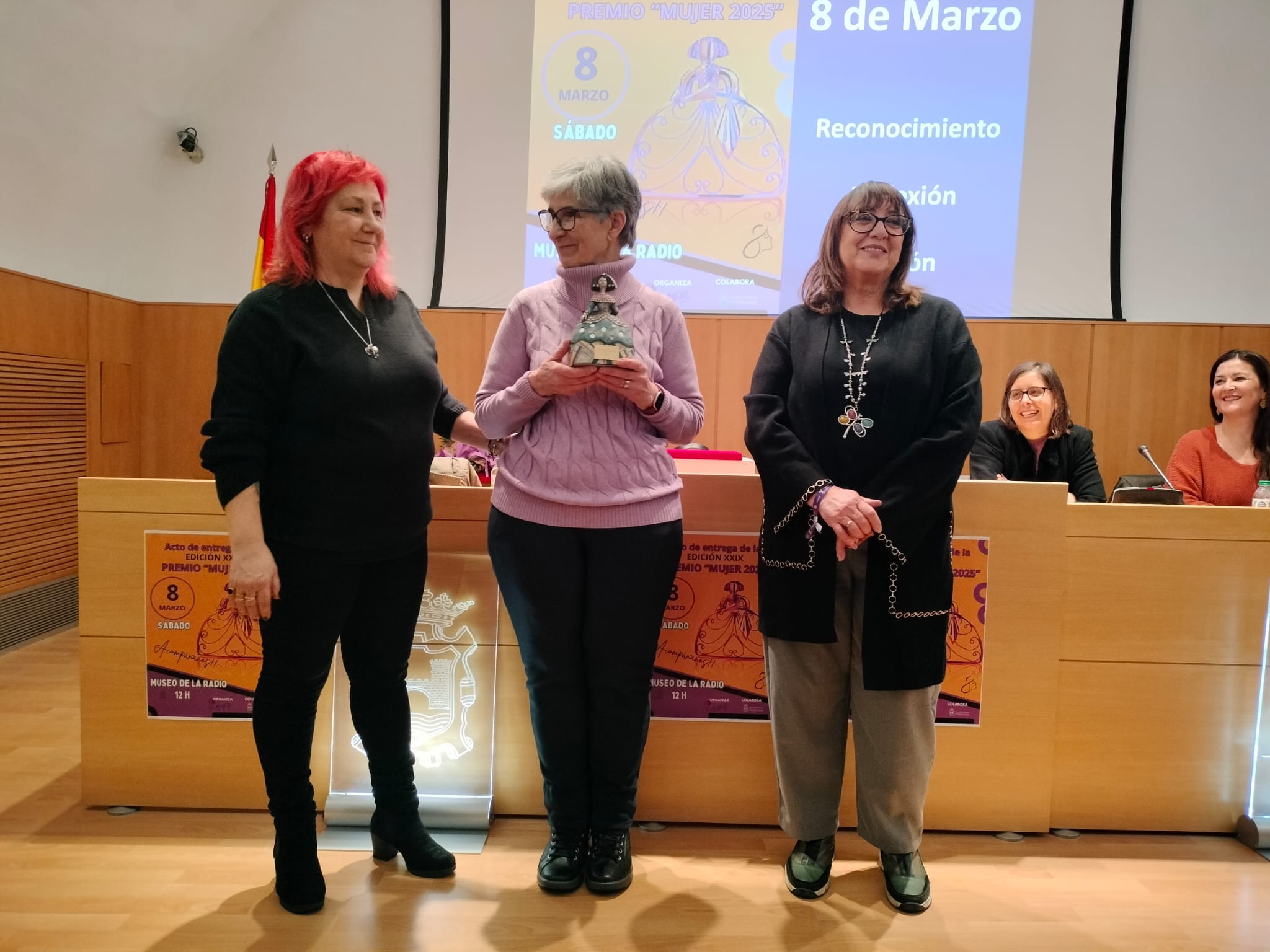 La homenajeada con Ana, hija de Marina Domínguez, anterior premiada,  y  la presidenta de la asociación, Pilar García