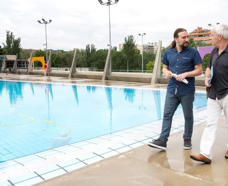 El concejal de deportes del Ayuntamiento de Zaragoza, Pablo Híjar, visita la piscina del CDM Alberto Maestro, en el barrio de Las Fuentes. 