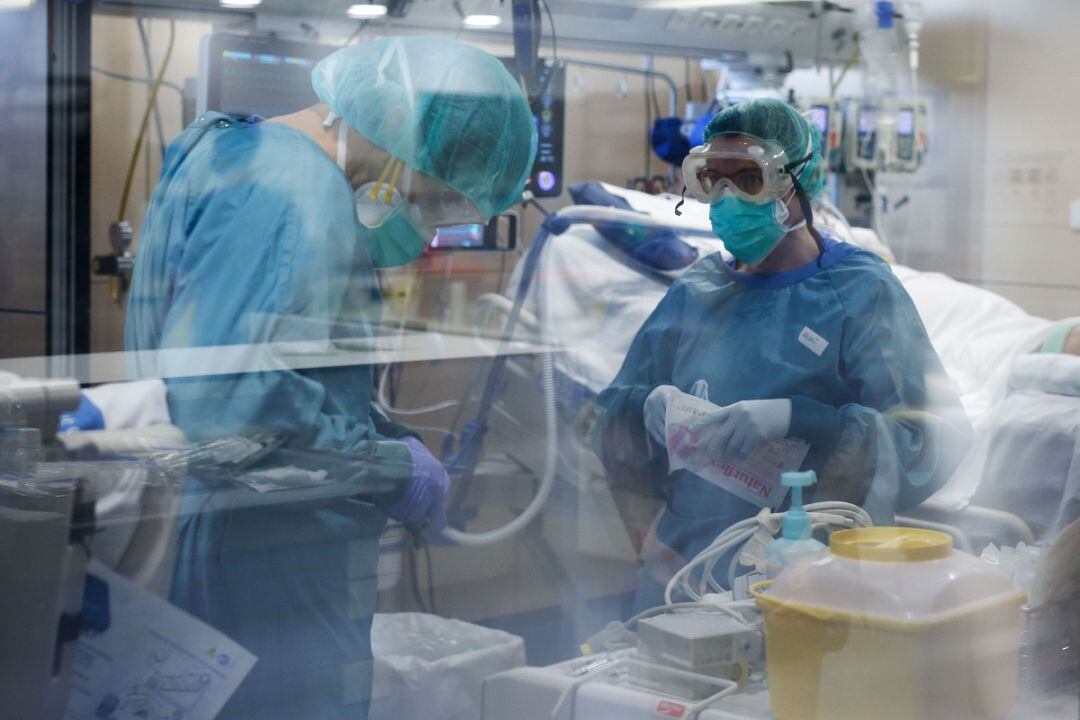 Trabajadores sanitarios en la UCI de un hospital