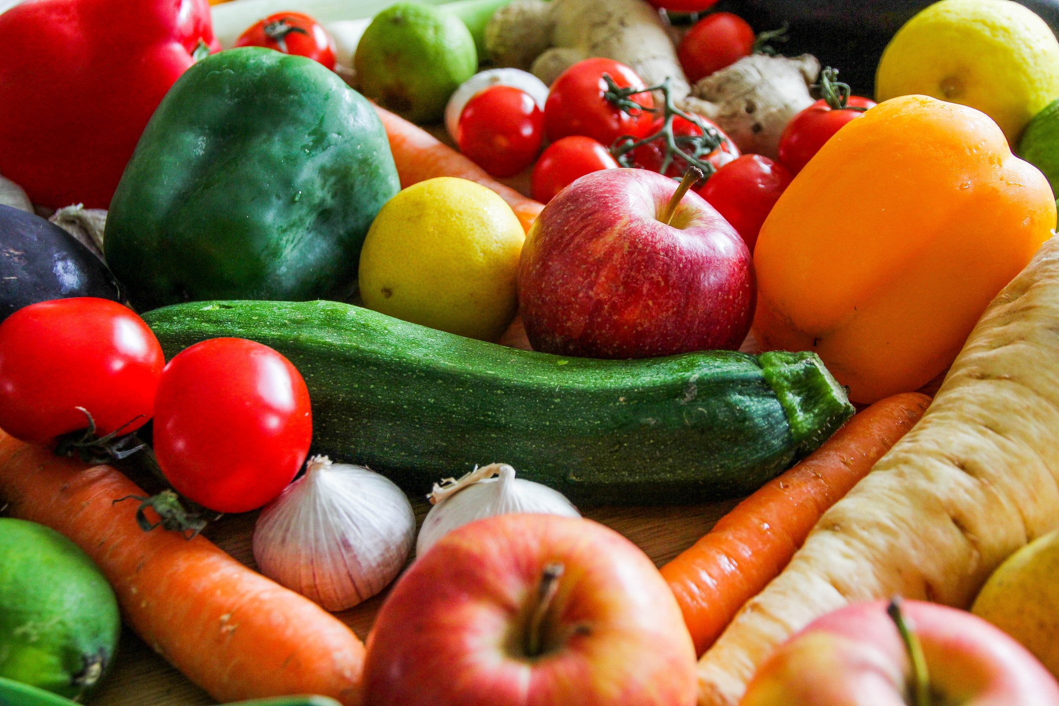 Frutas y verduras en una frutería.