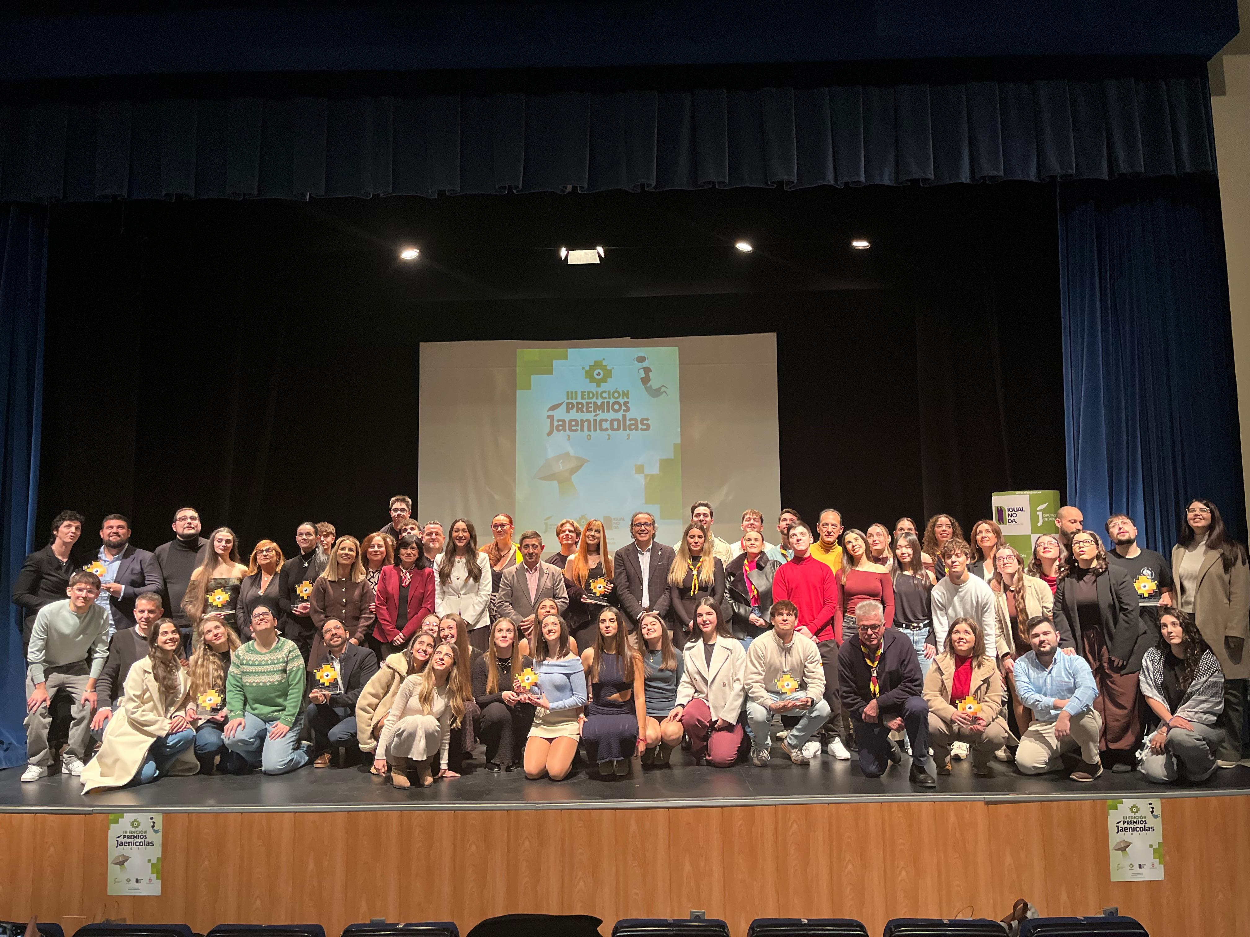 El presidente de la Diputación de Jaén, Paco Reyes (centro), junto a los premiados y premiadas en los galardones Jaenícolas.