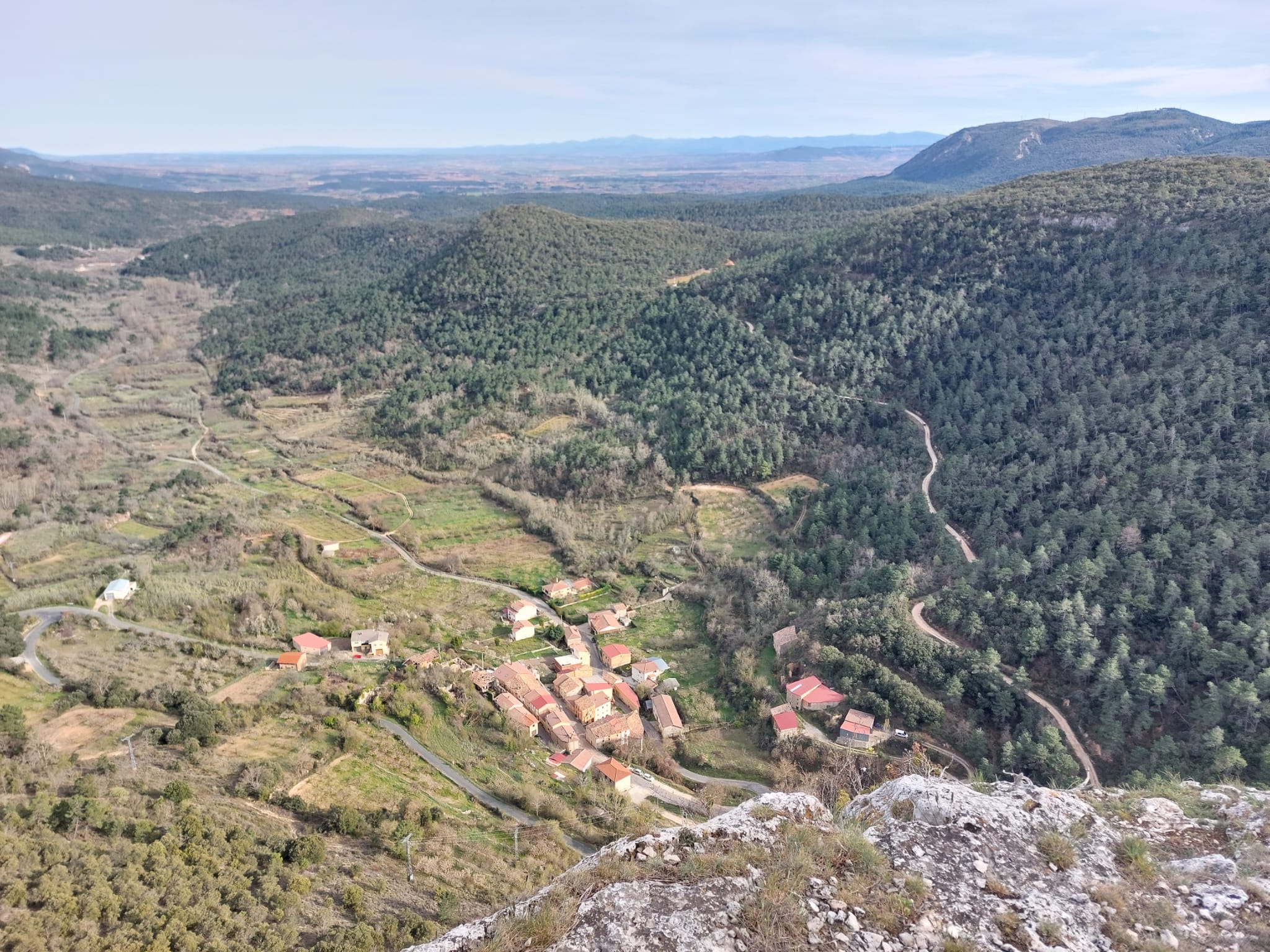 Vista de Hozabejas desde la Peña Cironte con los bosques y parte del valle.