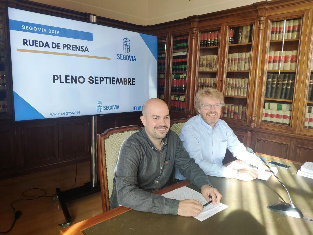 Los concejales, Ángel Galindo y Jesús García Zamora, durante la presentación en rueda de prensa de los asuntos a tratar en el próximo pleno municipal