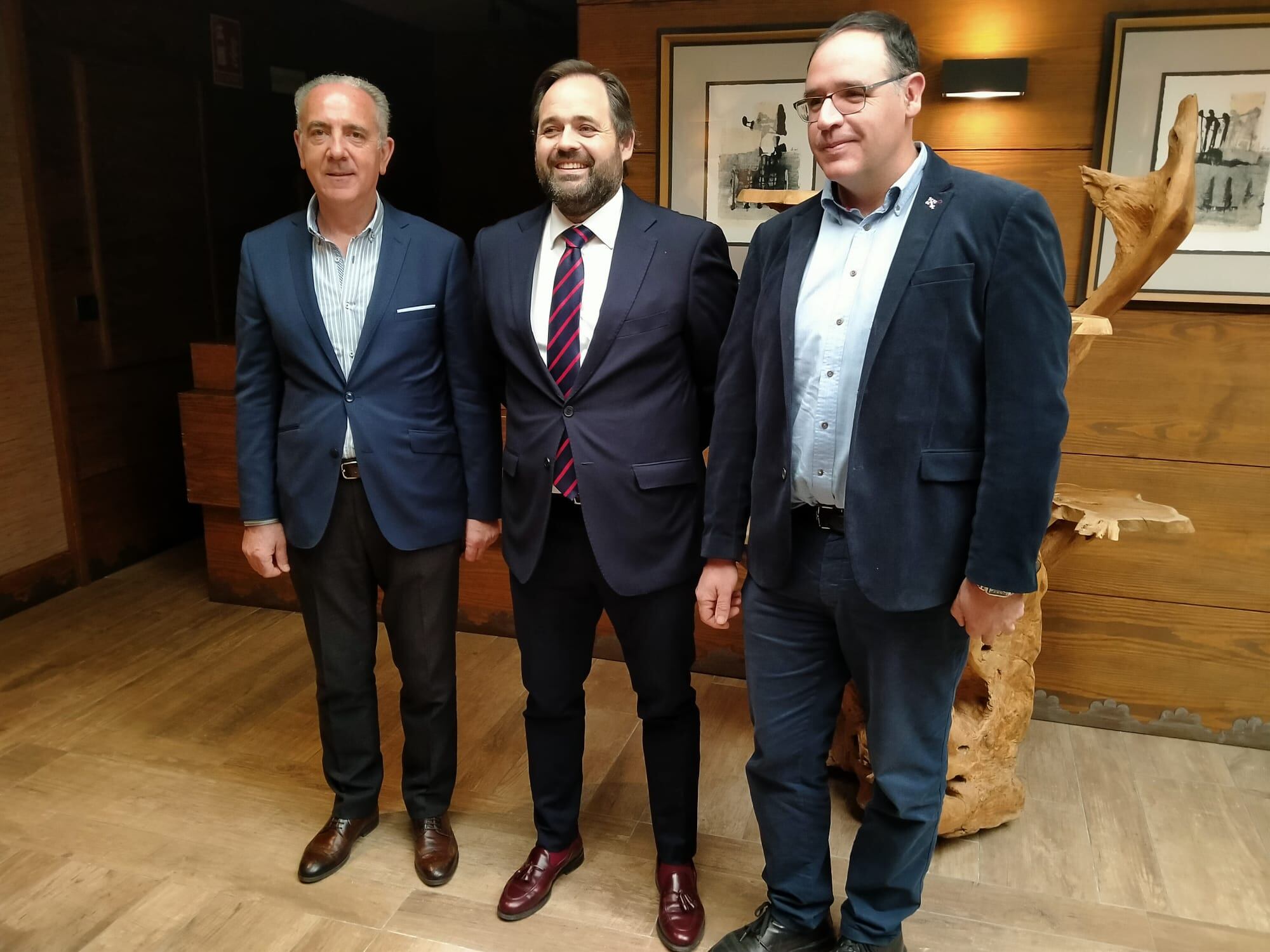 Miguel Angel Igualada, Paco Núñez y Benjamín Prieto en el Foro Soluciones para Mayores celebrado en Tarancón (Cuenca)