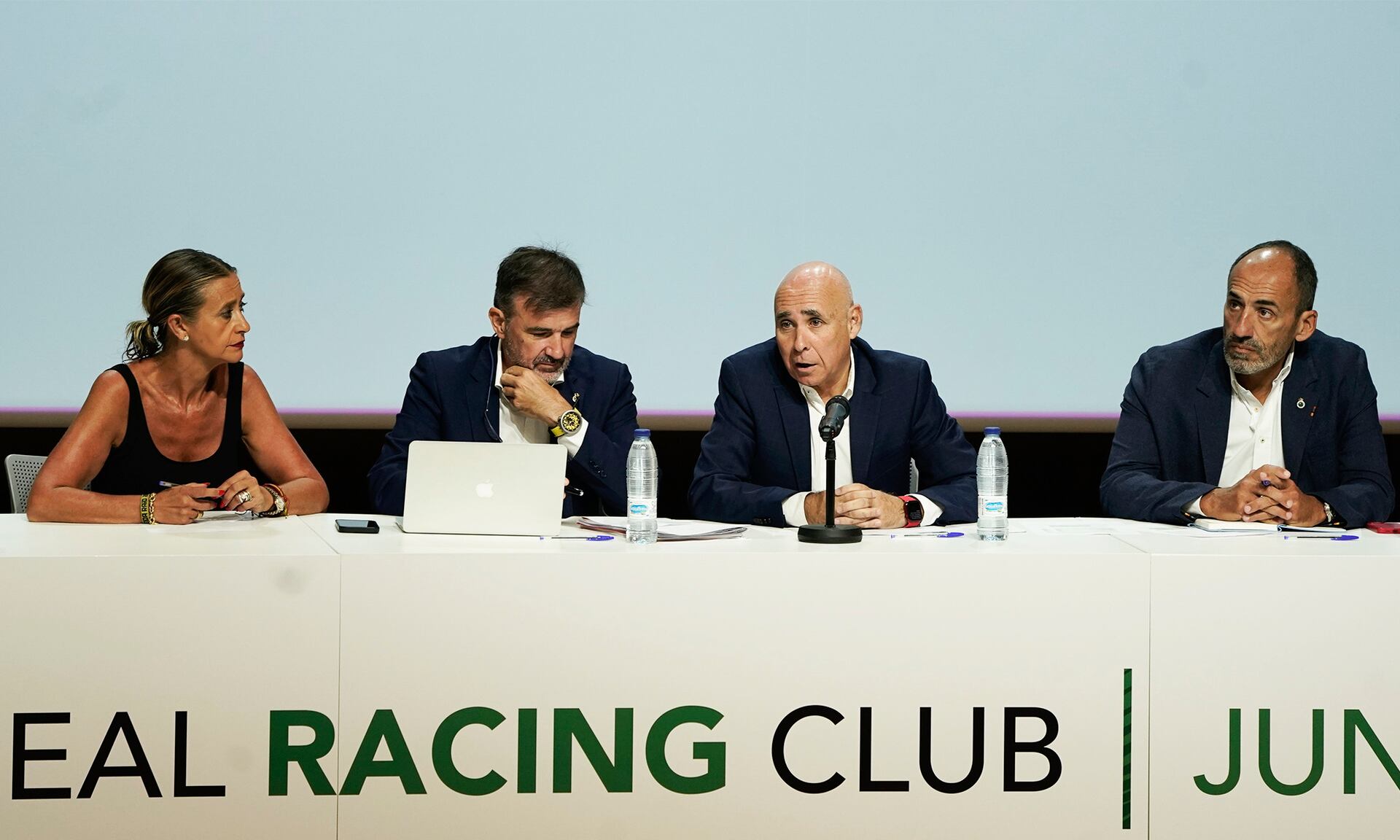 Imagen de la ultima junta de accionista del Racing, donde aparecen Manolo Higuera, presidente y Sebastián Ceria, consejero.