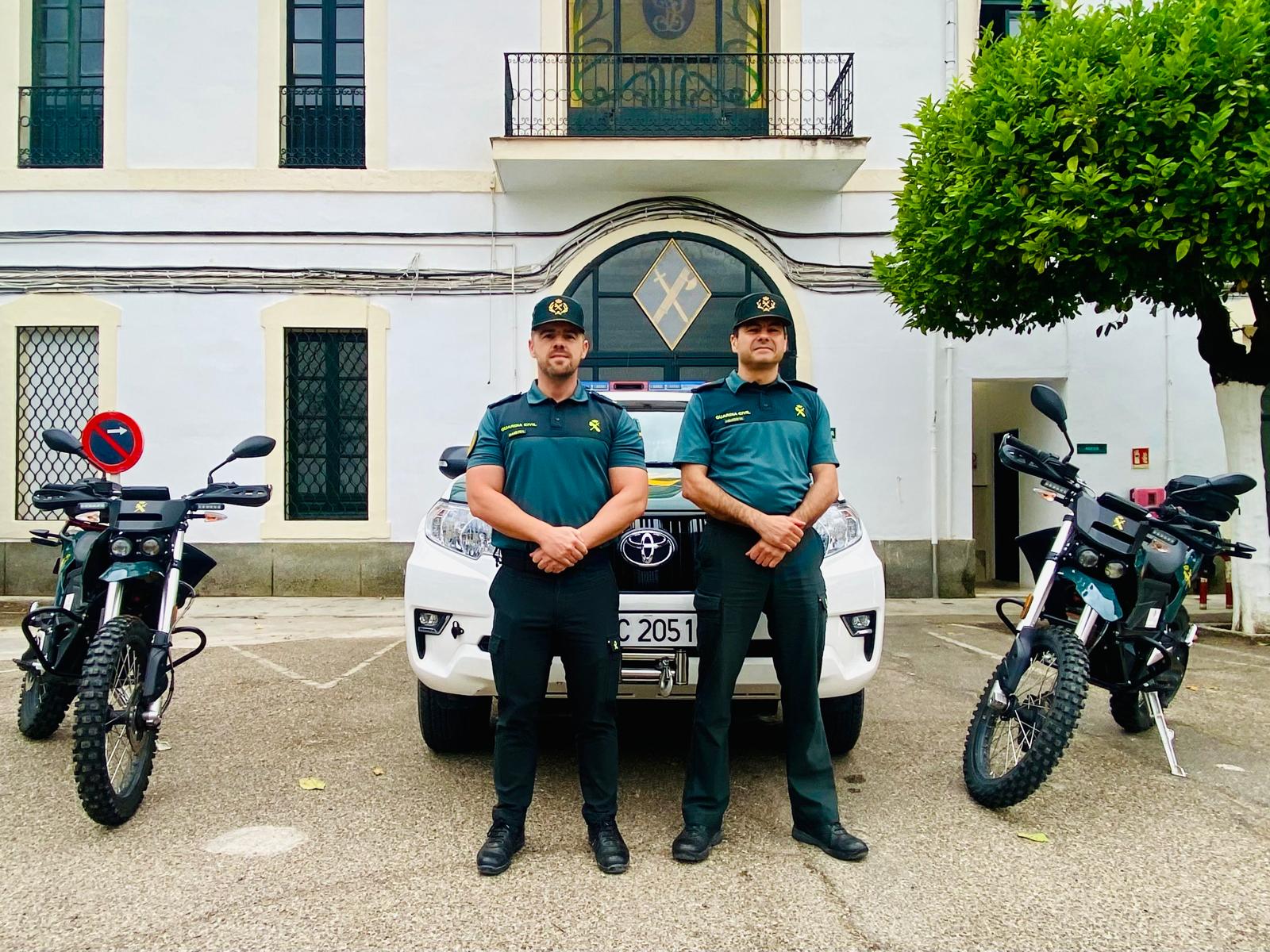 El teniente Diego Luis Rodríguez (izq) y el brigada Marco Antonio Gonzalez (dcha), efectivos del SEPRONA, en la Comandancia de la Guardia Civil en Córdoba