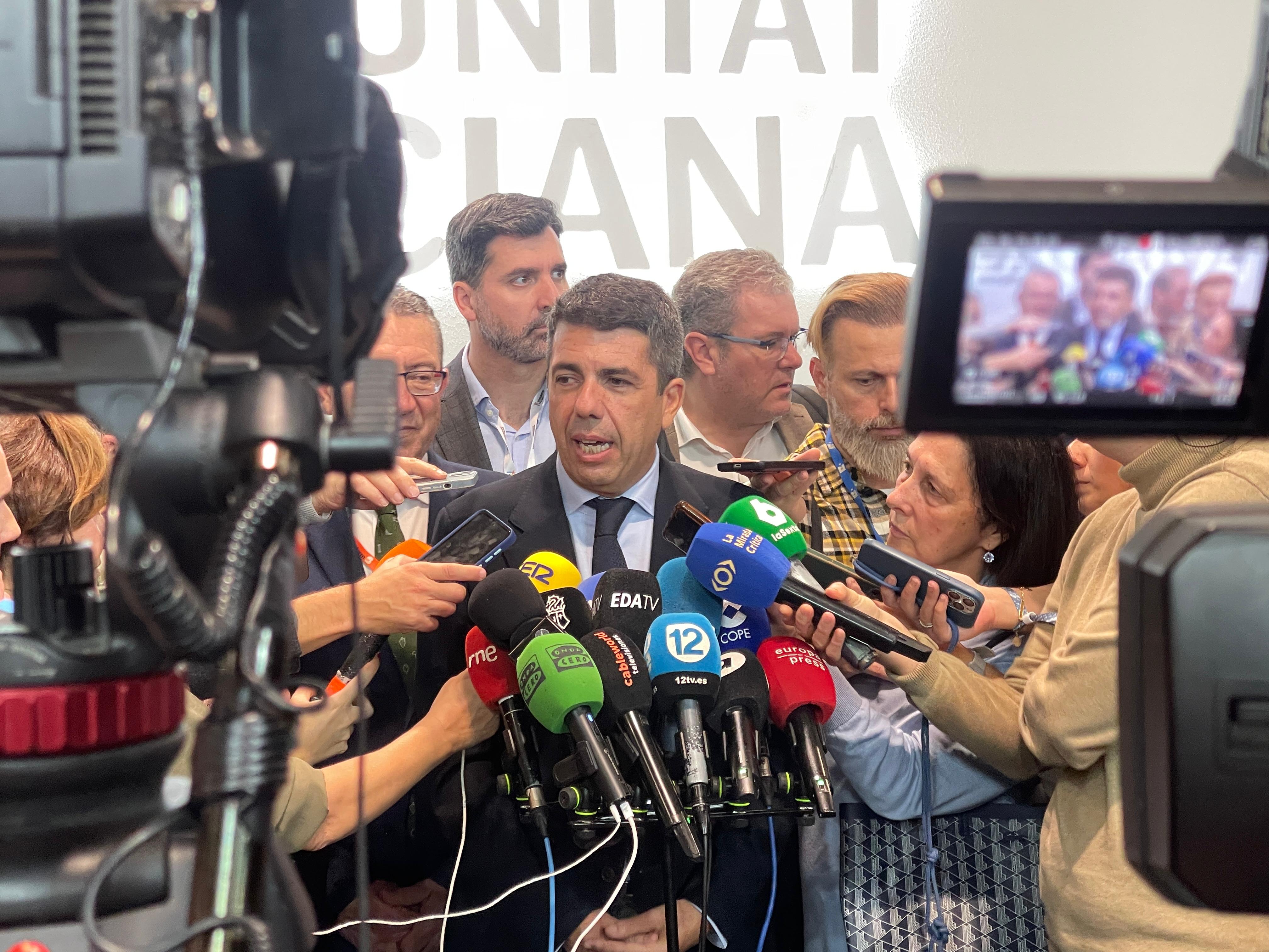 Carlos Mazón atiende a los medios en Fitur 2025. Foto: Cadena SER