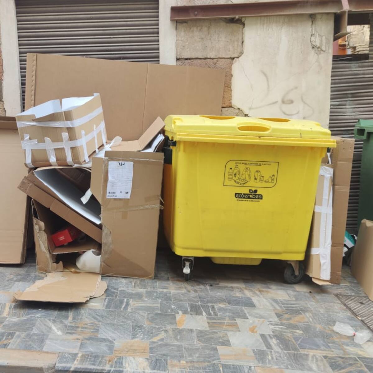 La Policía Local denuncia a seis menores de edad por esparcir basura y enseres en la Avenida Fuerzas Armadas de Lorca