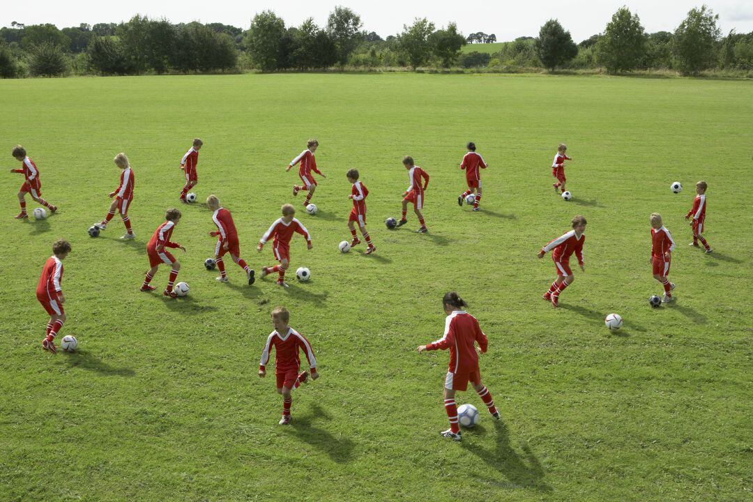 Niños jugando al fútbol