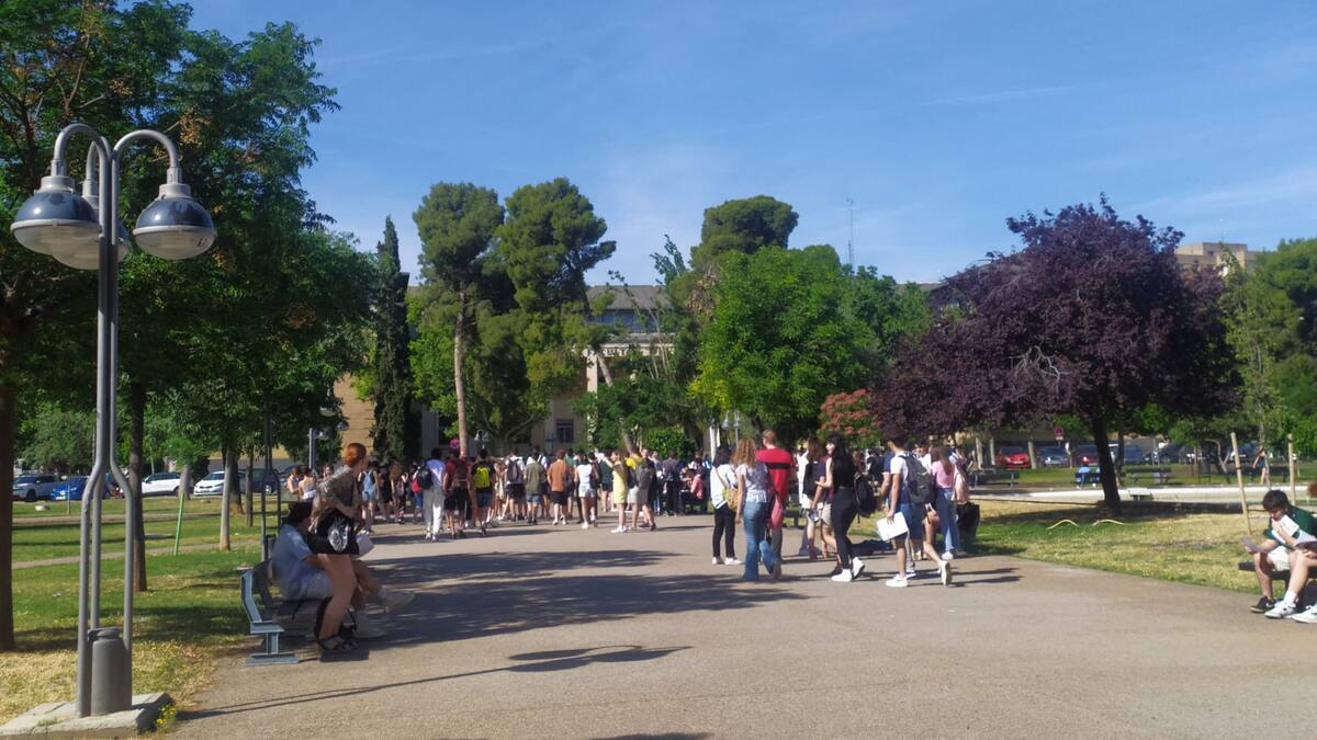 "Mal dormidos y enganchados al móvil": Imagen del universitario en Aragón