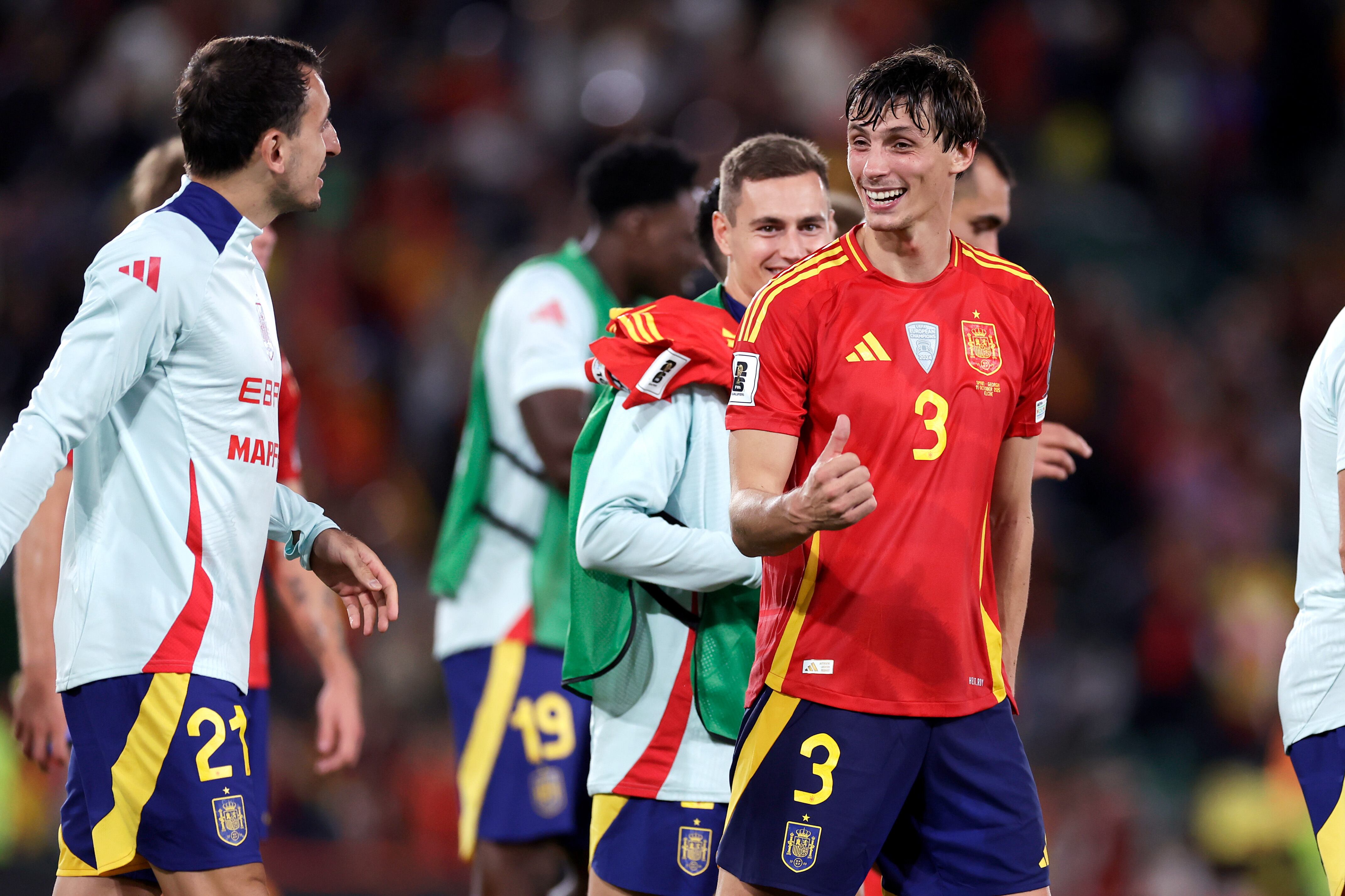 Mikel Oyarzabal y Robin le Normand charlan tras un partido con la selección española