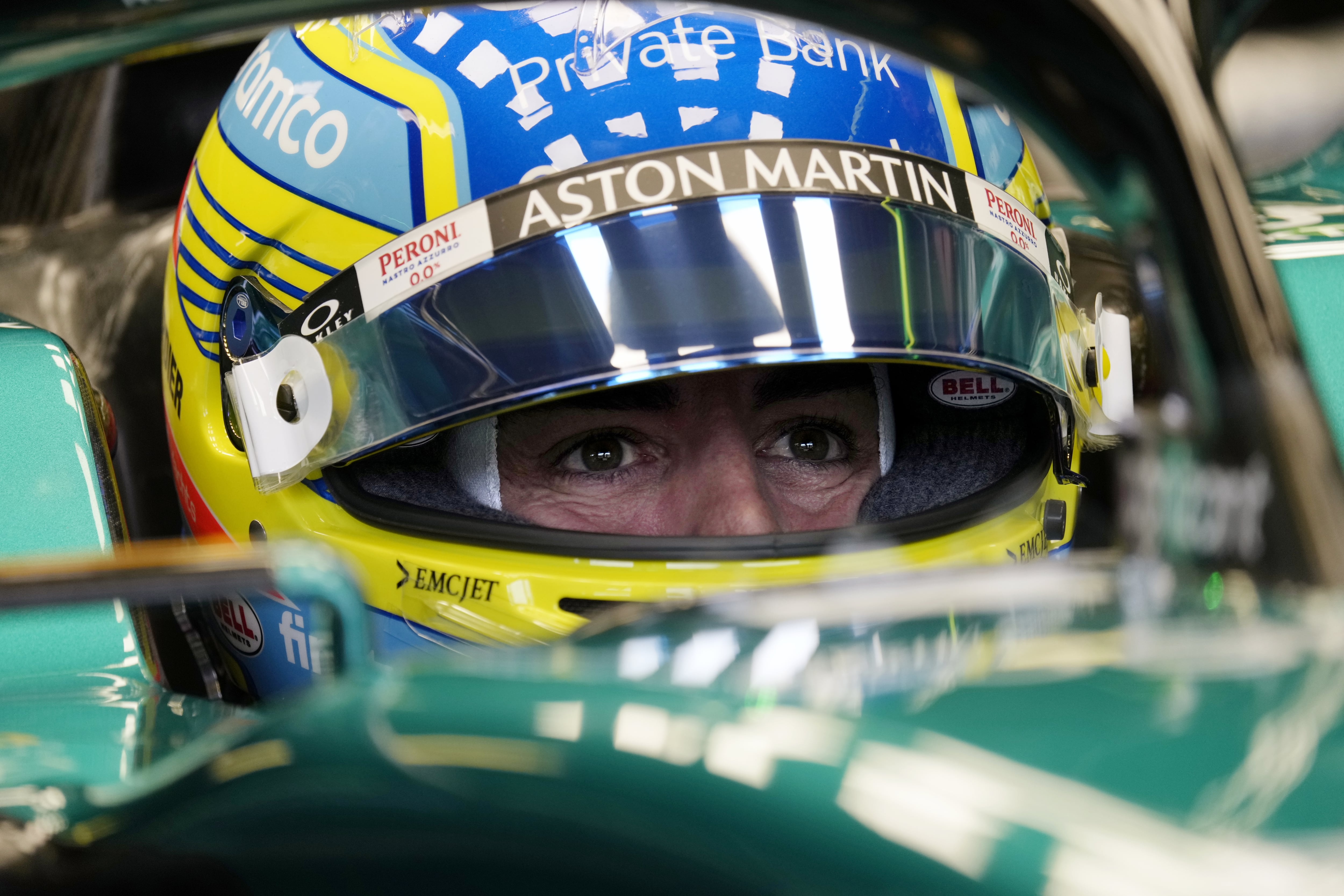 Fernando Alonso subido en su Aston Martin