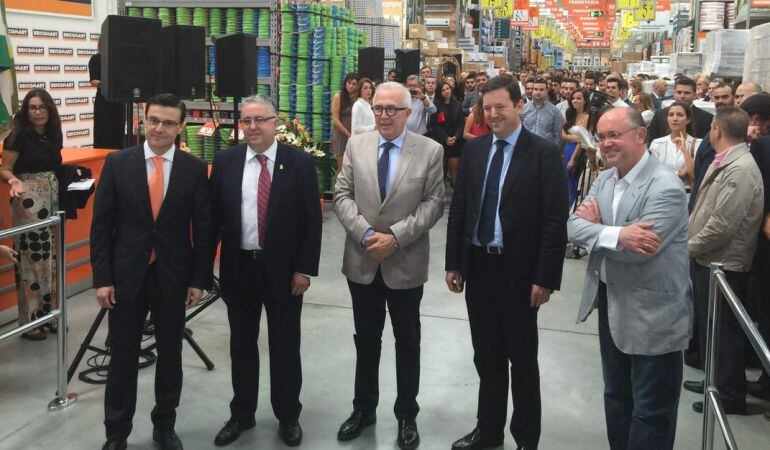 El consejero José Sánchez Maldonado, en el centro de la imagen, durante la inauguración de la nueva tienda de Bricomart en Bormujos