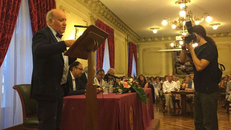 Martín adúriz pronunciando su pregón en el Casino de Palencia