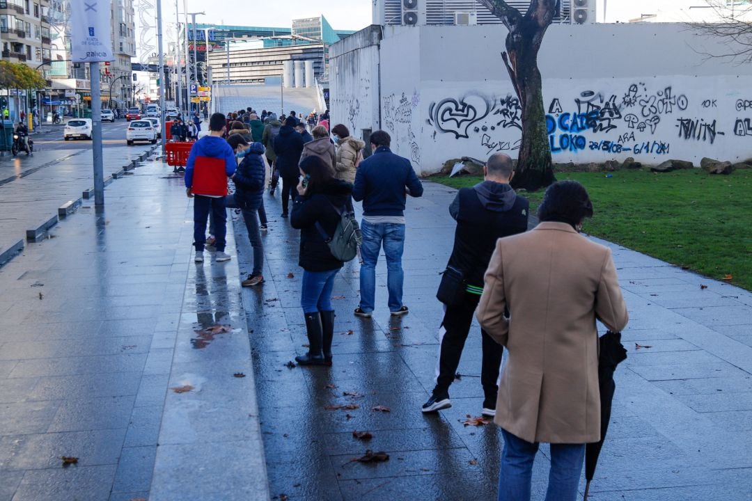 Varias personas hacen cola para hacerse PCR, en un punto móvil de PCR gratuitas en el Naútico de Vigo, el pasado23 de diciembre.