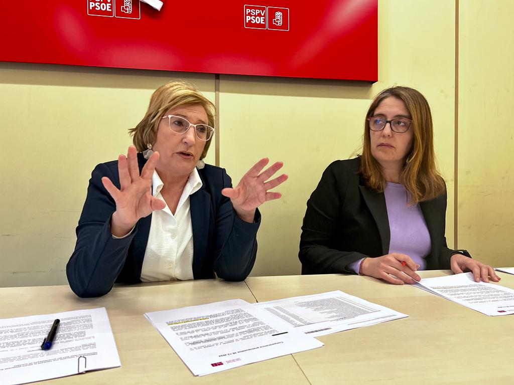 La portavoz del PSOE, Ana Barceló, junto a la edil Silvia Castell