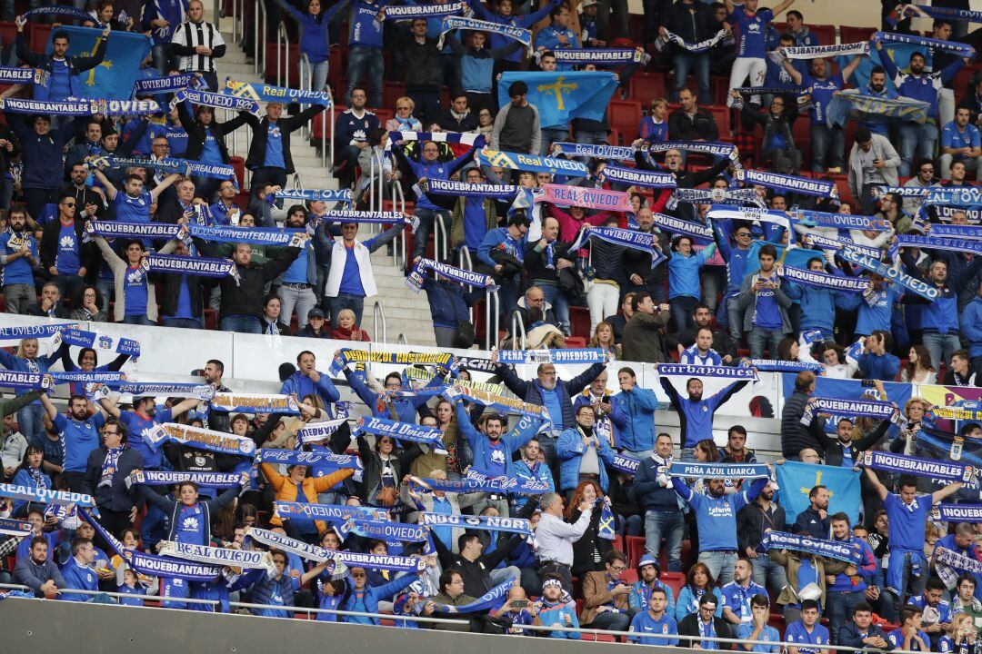 Afición del Oviedo en el Anxo Carro