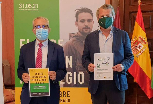 Juan Manuel Flores -a la izquierda- y Jesus Maza muestran los carteles del Día Mundial sin Tabaco