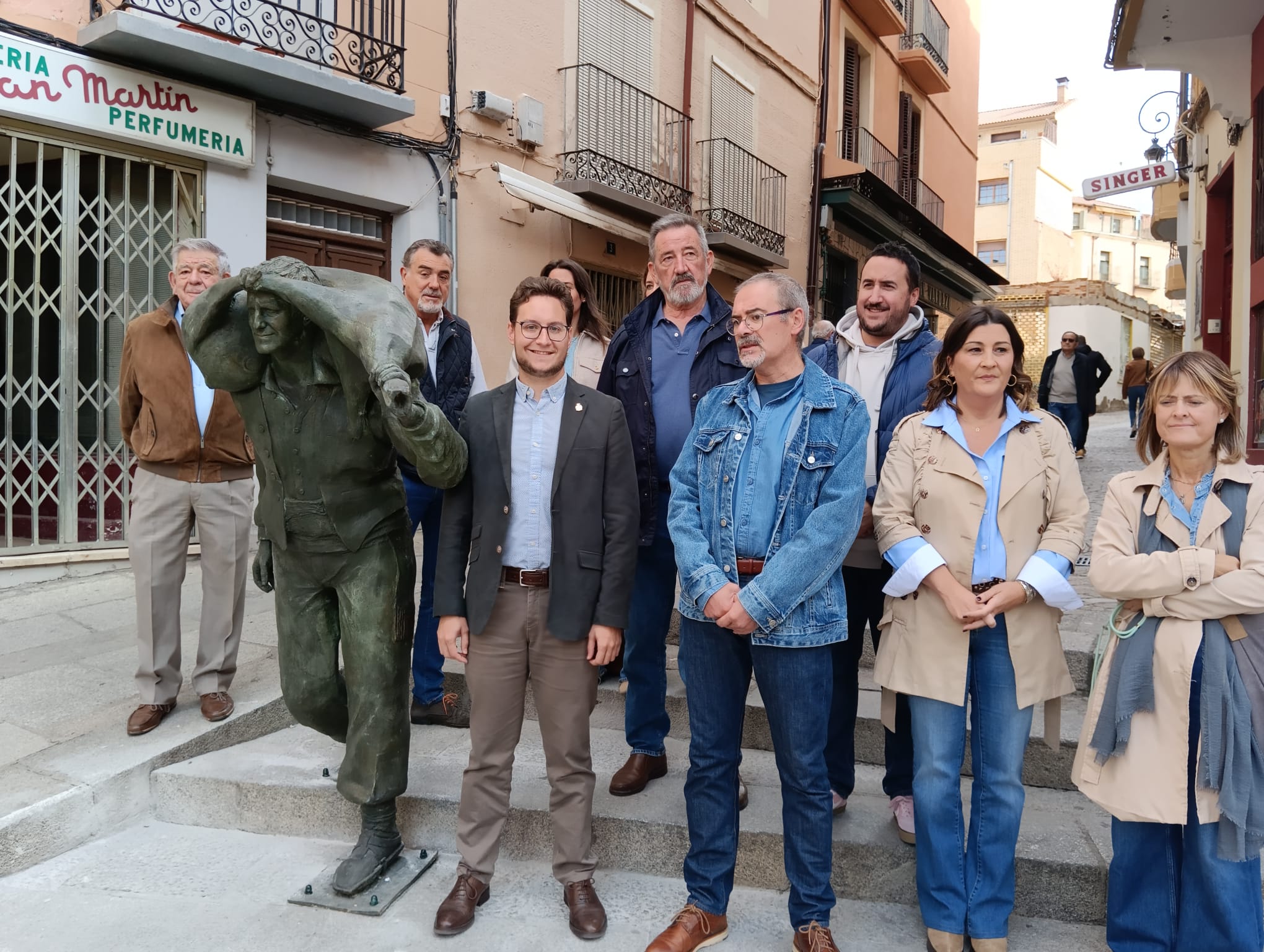 El alcalde de Aranda, la concejala de Turismo y otros concejales posan con el autor de la escultura (con cazadora vaquera)