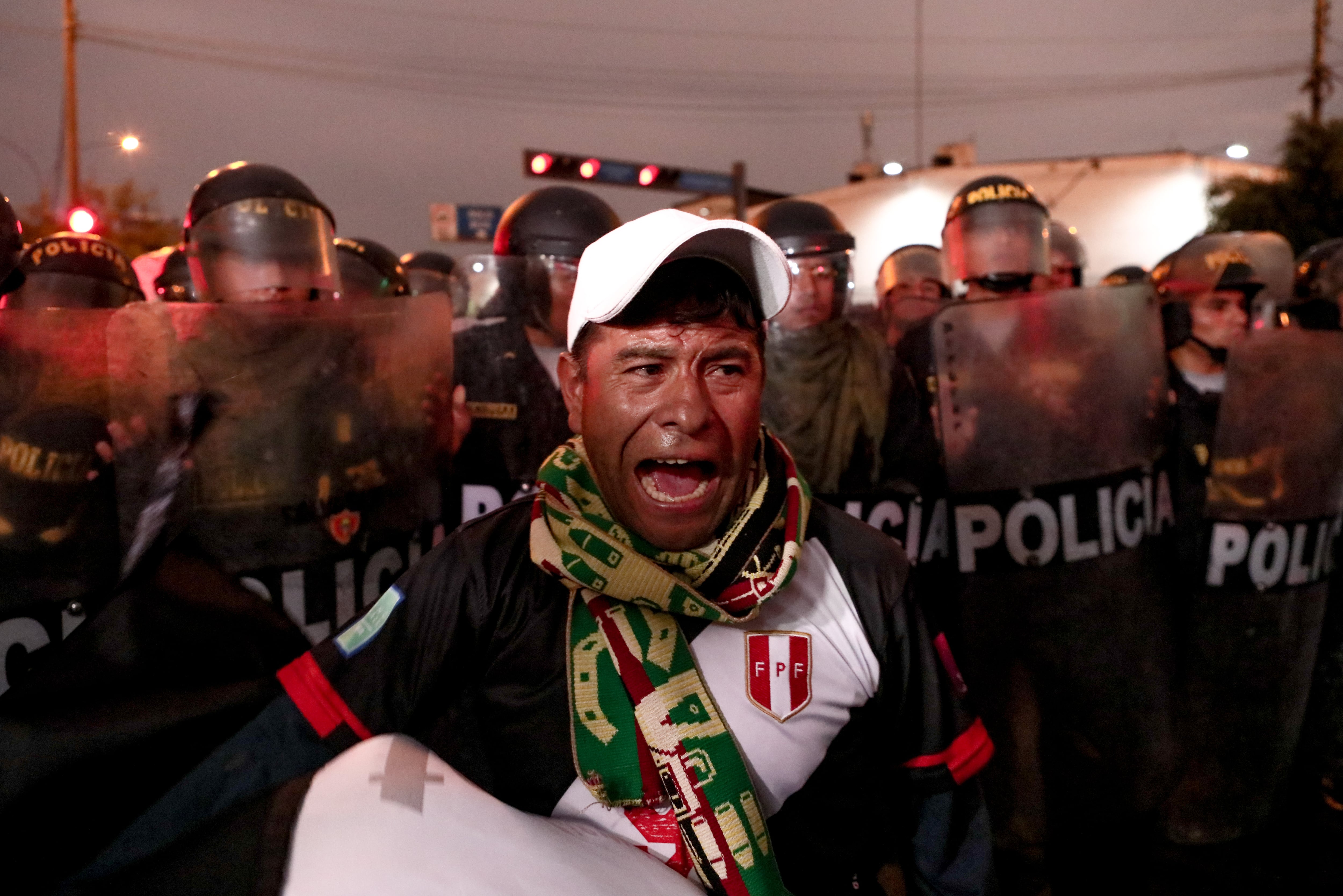 Un hombre se manifiesta en las protestas que piden el adelanto de las elecciones presidenciales peruanas