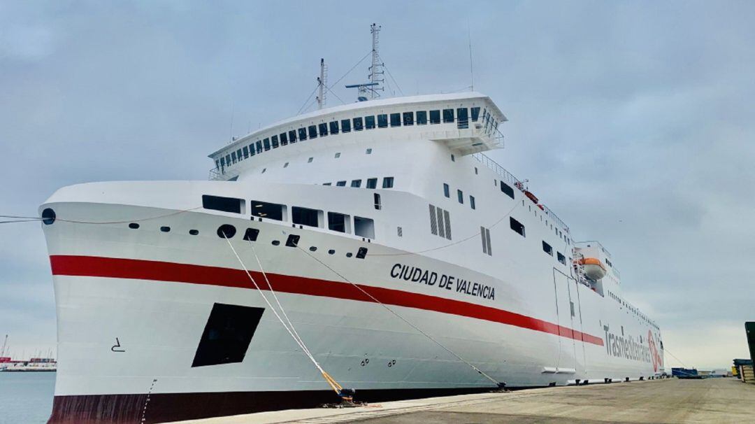 Un barco de Transmediterránea.