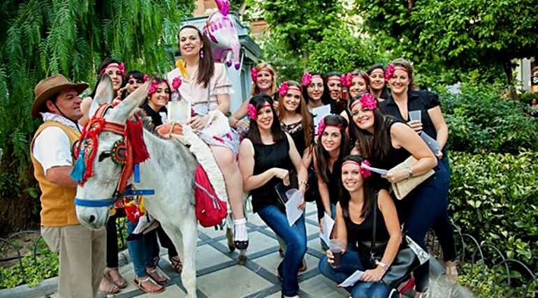 Imagen de un grupo de chicas que ha alquilado un &#039;burro-taxi&#039; para celebrar una despedida de soltera en Granada.