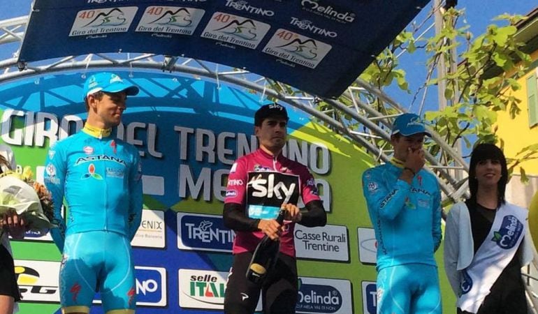 Mikel Landa, en el podio final del Giro del Trentino flanqueado por Kangert y Fuglsang.